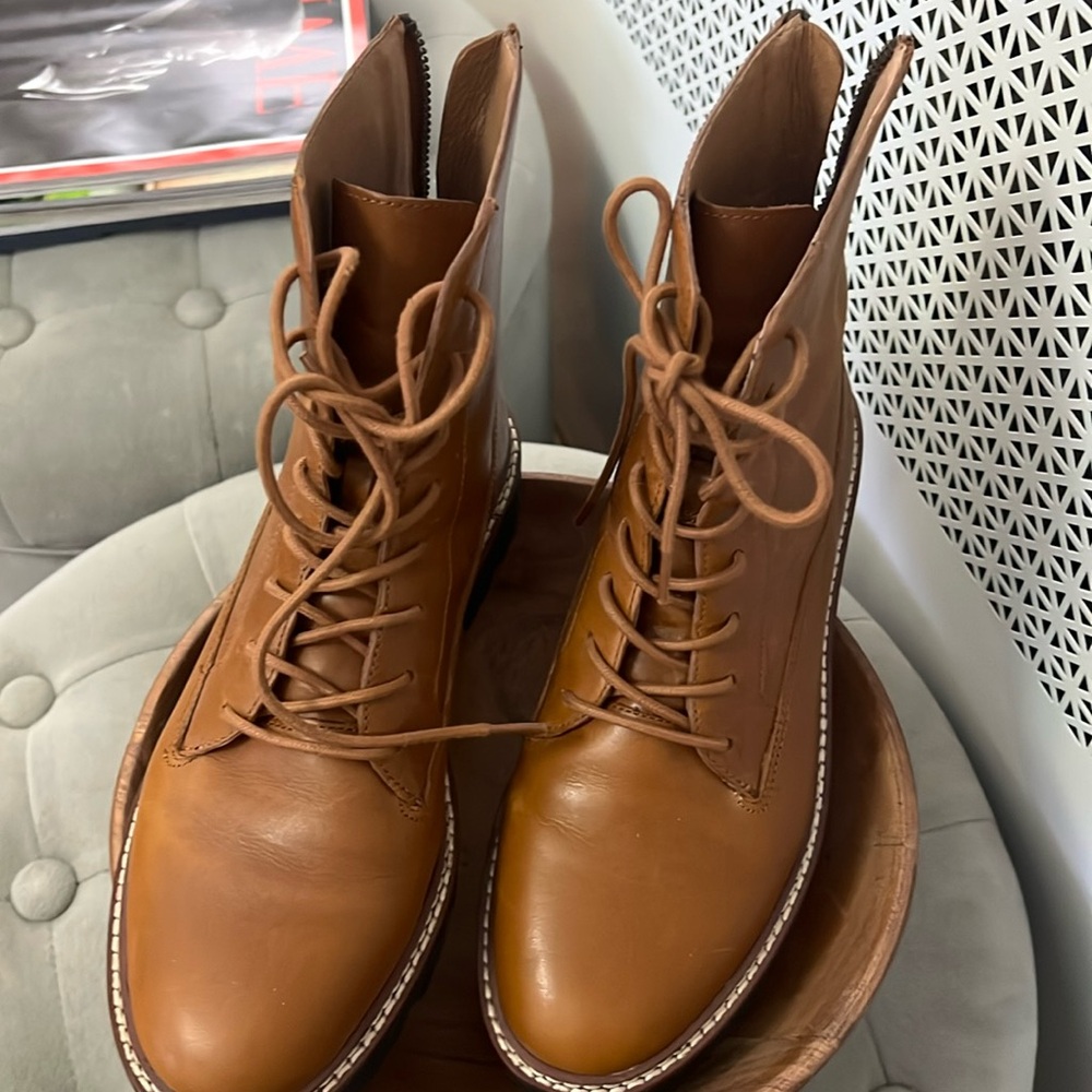 Madewell Lugesile boots in leather
English Saddle Size 7